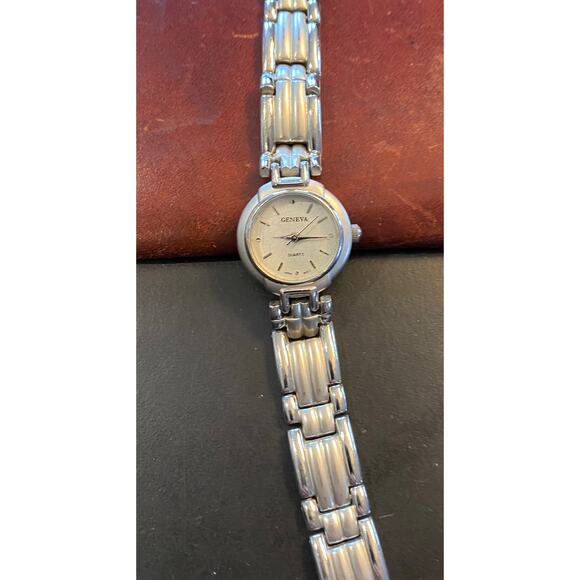 Women's 22mm Silver Tone Geneva Quartz Watch - Picture 3 of 3